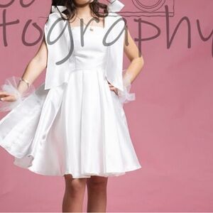 Elegant White Sleeveless Dress